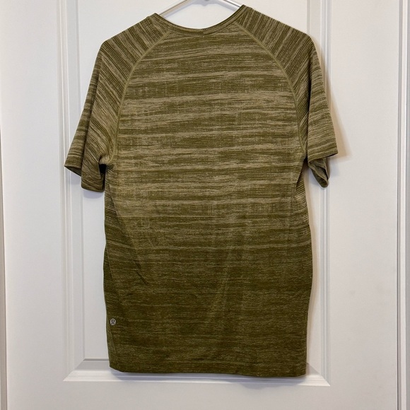 lululemon athletica men’s Green Short Sleeve Tee - Picture 2 of 3